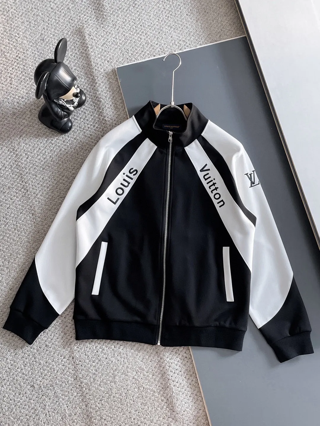 🅿️720 [LV Louis Vuitton] hot-selling suit is coming. Focus on the original version of the official website. 2025 new hot-selling cardigan and sweatshirt suit. The original order is the best. 🇭🇰The meticulous work of top designers. It has a fitting and perfect upper body effect. All-natural high-quality Tencel Roman cotton 100%, close-fitting comfort, noble and elegant! Original hardware embodies elegance and nobility! Counter size: M-3XL (maximum wear up to 190 pounds)